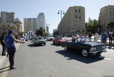 Paytaxtın mərkəzi küçələrində klassik avtomobillərin yürüşü keçirilib (FOTO/VİDEO)
