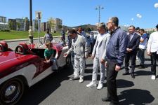Paytaxtın mərkəzi küçələrində klassik avtomobillərin yürüşü keçirilib (FOTO/VİDEO)