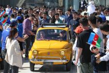 Paytaxtın mərkəzi küçələrində klassik avtomobillərin yürüşü keçirilib (FOTO/VİDEO)