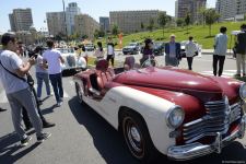 Paytaxtın mərkəzi küçələrində klassik avtomobillərin yürüşü keçirilib (FOTO/VİDEO)