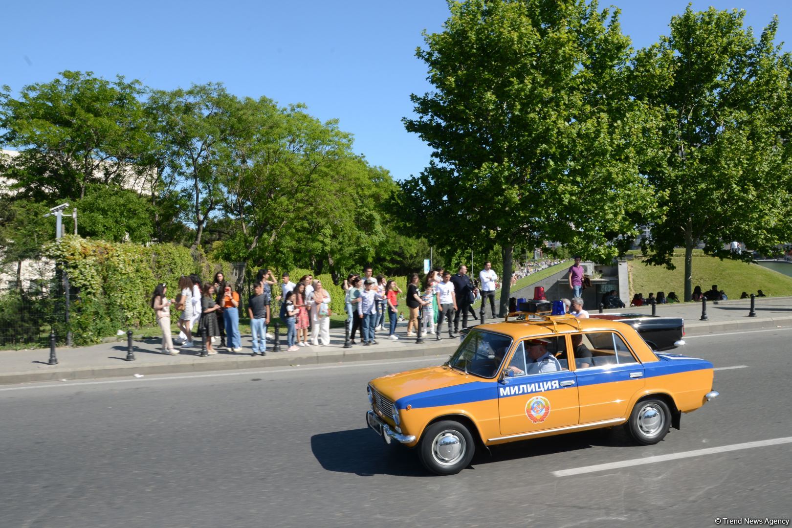 Paytaxtın mərkəzi küçələrində klassik avtomobillərin yürüşü keçirilib (FOTO/VİDEO)
