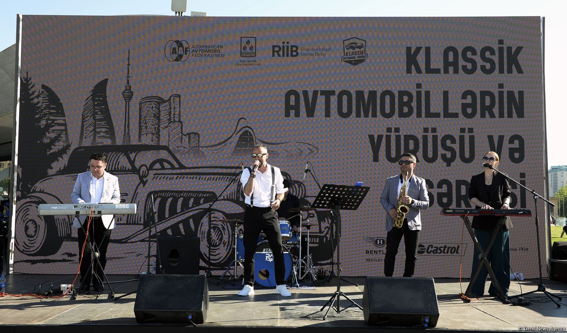 Paytaxtın mərkəzi küçələrində klassik avtomobillərin yürüşü keçirilib (FOTO/VİDEO)