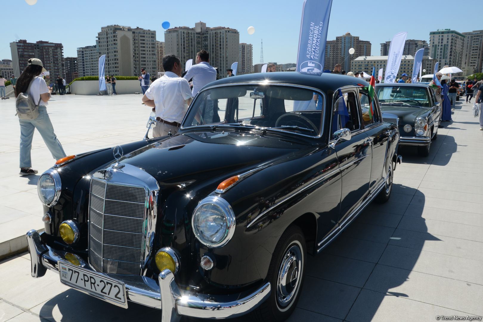 Paytaxtın mərkəzi küçələrində klassik avtomobillərin yürüşü keçirilib (FOTO/VİDEO)