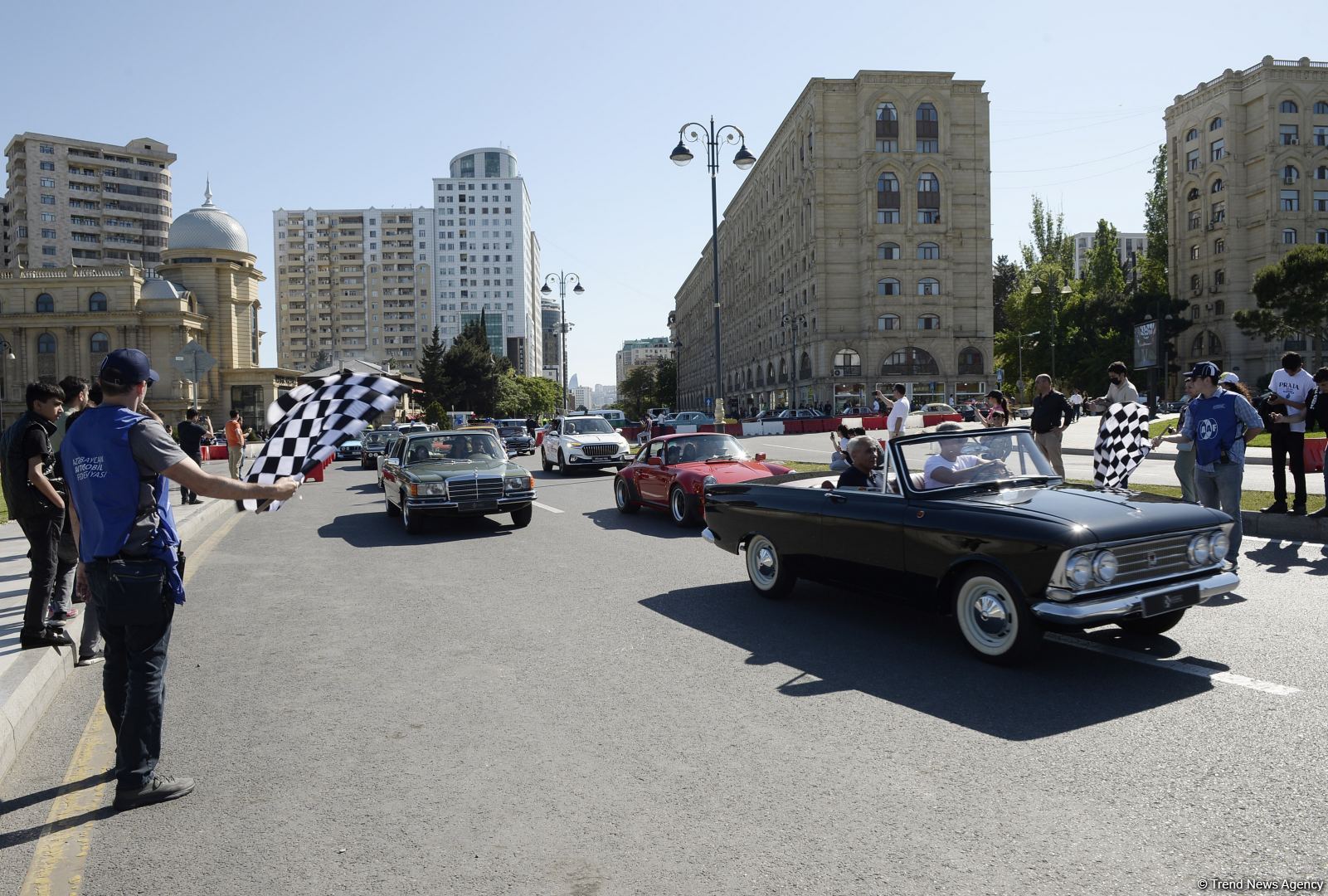 Paytaxtın mərkəzi küçələrində klassik avtomobillərin yürüşü keçirilib (FOTO/VİDEO)