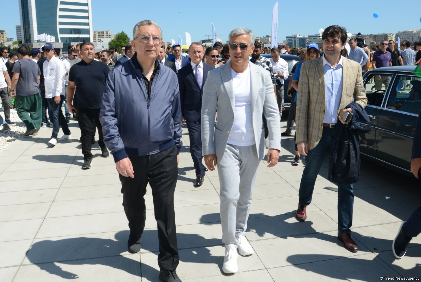 Paytaxtın mərkəzi küçələrində klassik avtomobillərin yürüşü keçirilib (FOTO/VİDEO)