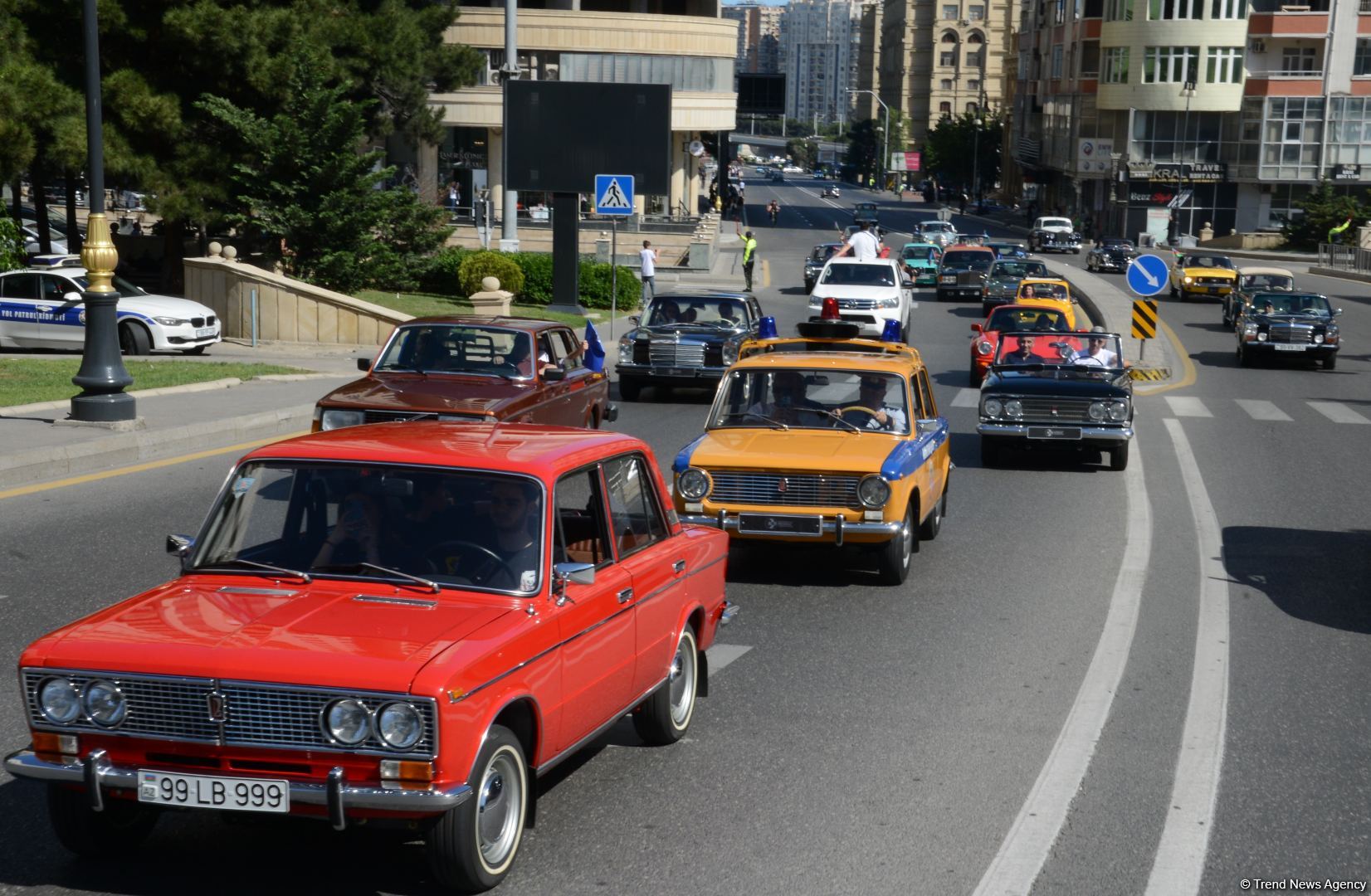 Paytaxtın mərkəzi küçələrində klassik avtomobillərin yürüşü keçirilib (FOTO/VİDEO)