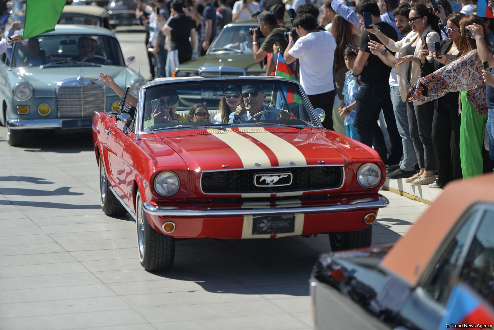 Paytaxtın mərkəzi küçələrində klassik avtomobillərin yürüşü keçirilib (FOTO/VİDEO)