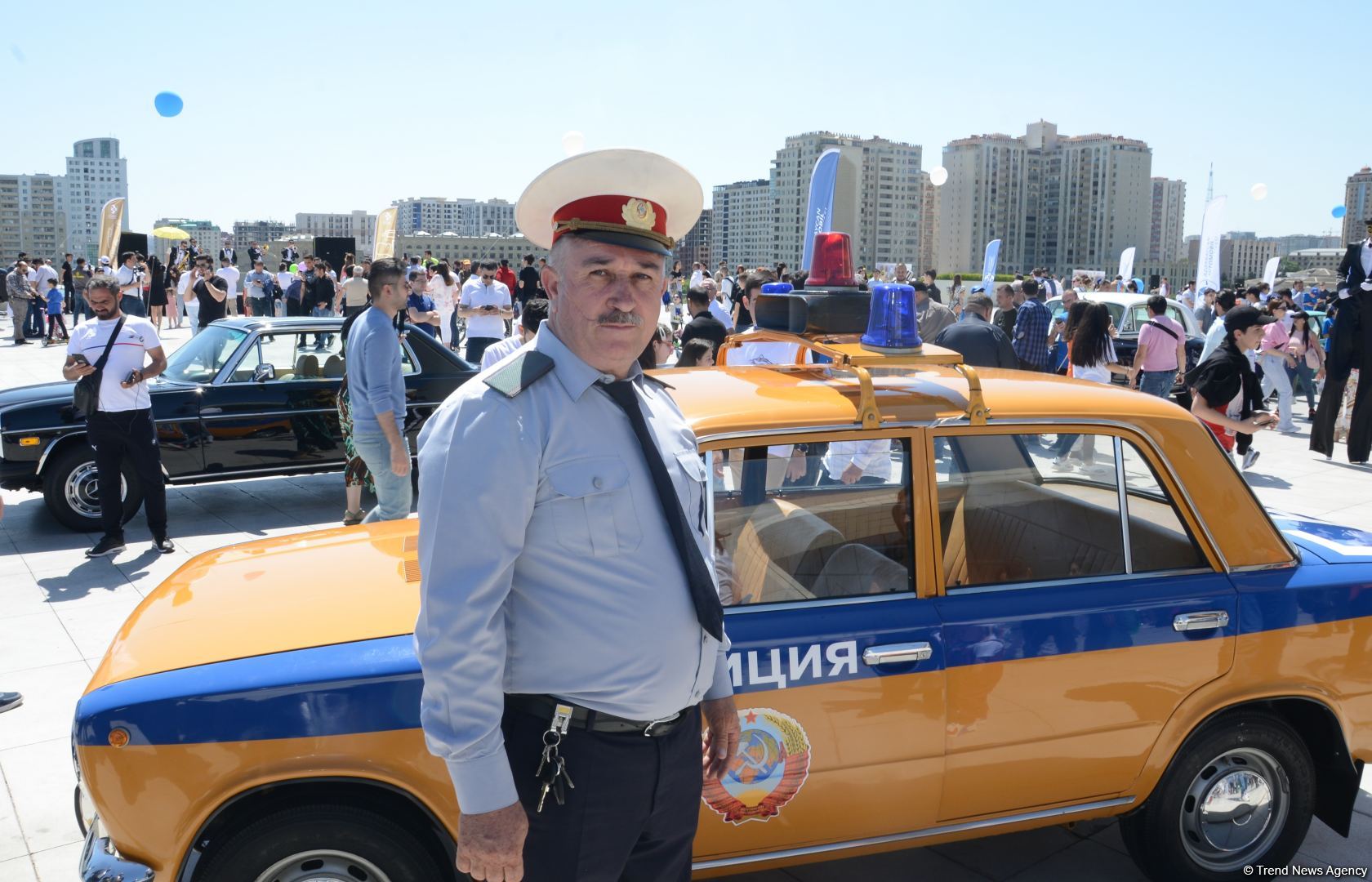 Paytaxtın mərkəzi küçələrində klassik avtomobillərin yürüşü keçirilib (FOTO/VİDEO)