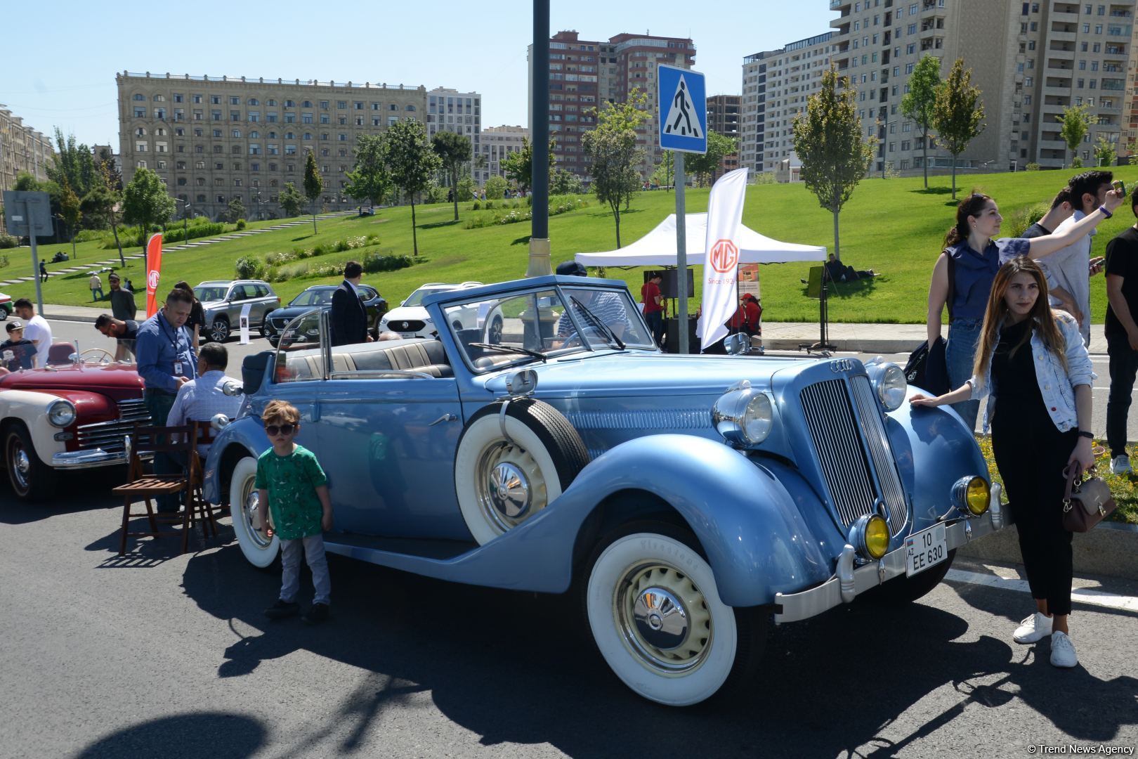 Paytaxtın mərkəzi küçələrində klassik avtomobillərin yürüşü keçirilib (FOTO/VİDEO)