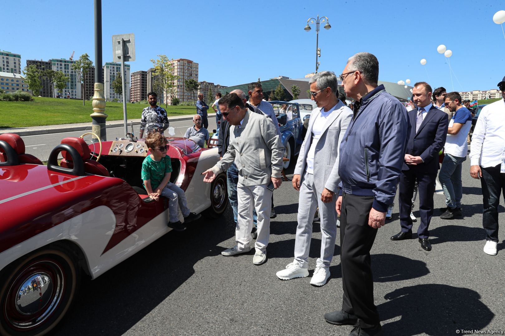 Paytaxtın mərkəzi küçələrində klassik avtomobillərin yürüşü keçirilib (FOTO/VİDEO)