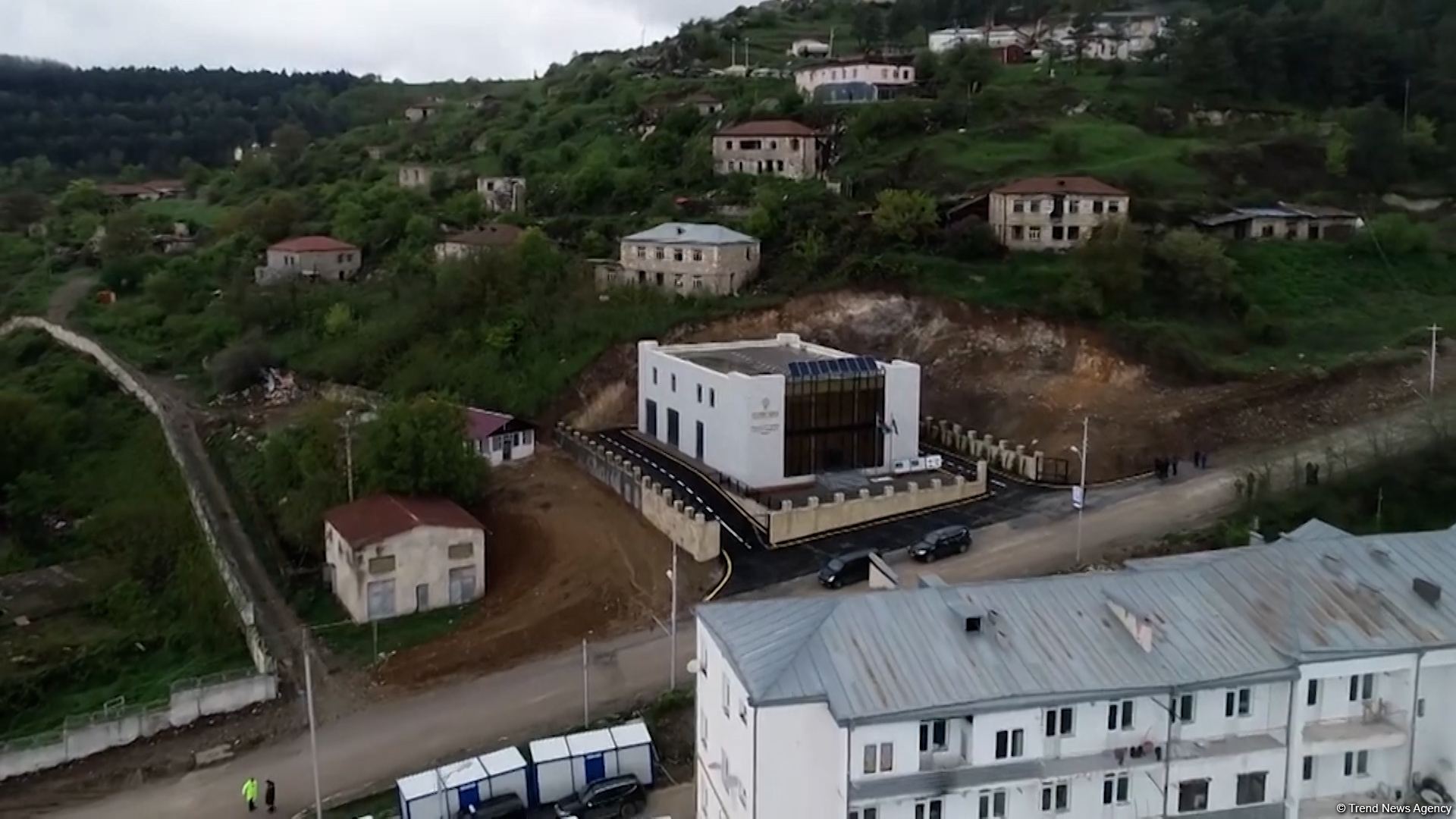 Şuşada yerüstü elektrik xətləri ləğv edilir, kabellər tamamilə yerin altına keçirilir - Trend TV-nin reportajı