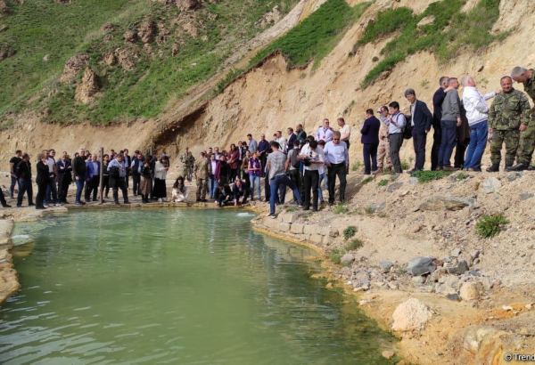 Xarici diplomatlar Kəlbəcərdə İstisuda olublar (FOTO)
