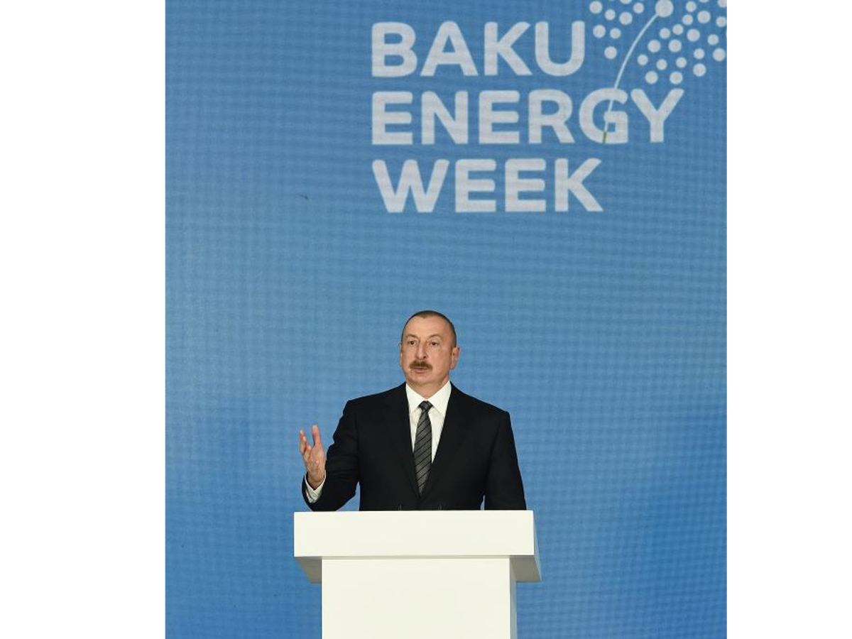 Prezident İlham Əliyev: Nəhəng potensial və təcrübə yenilənən enerjiyə investisiya yatırmağa imkan verib