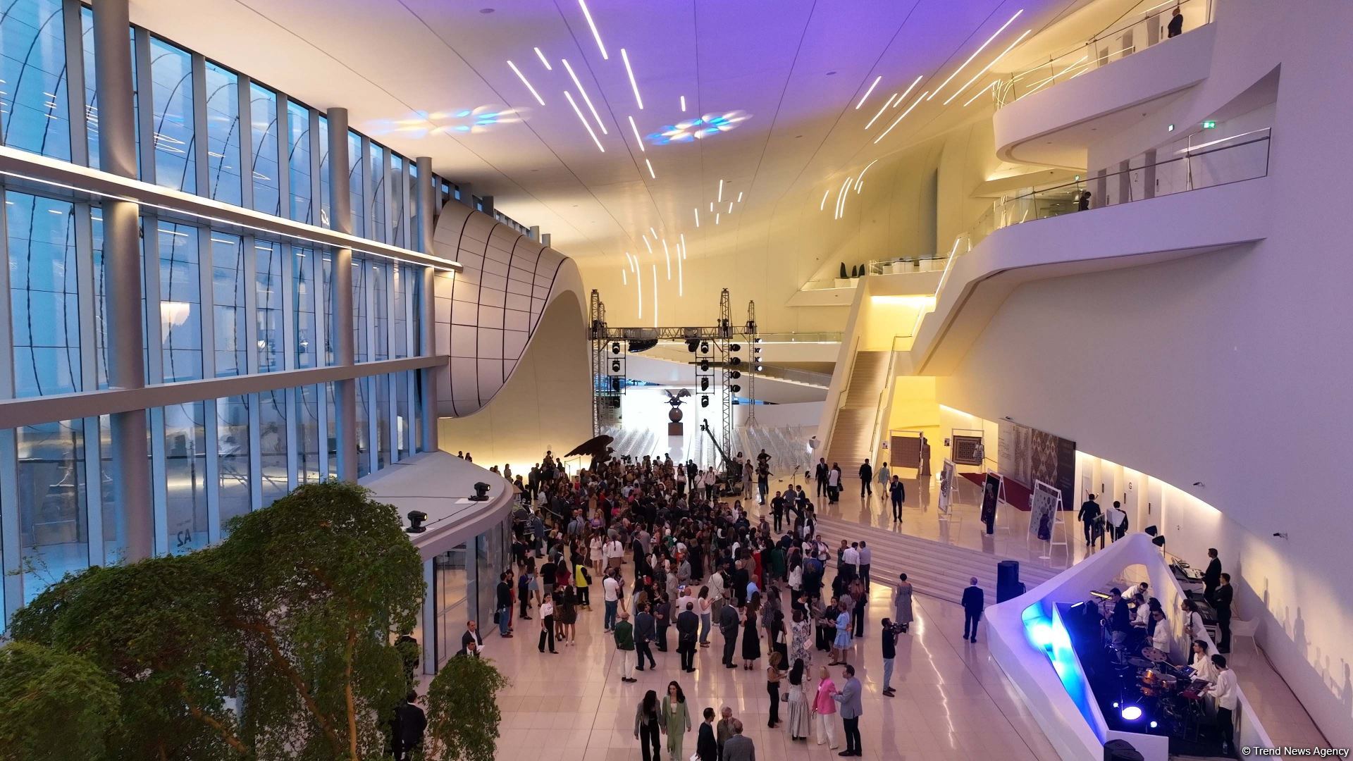 “Azərbaycan xalçası-ilmələrin rəqsi” adlı yeni xalça kolleksiyası təqdim olunub (FOTO)