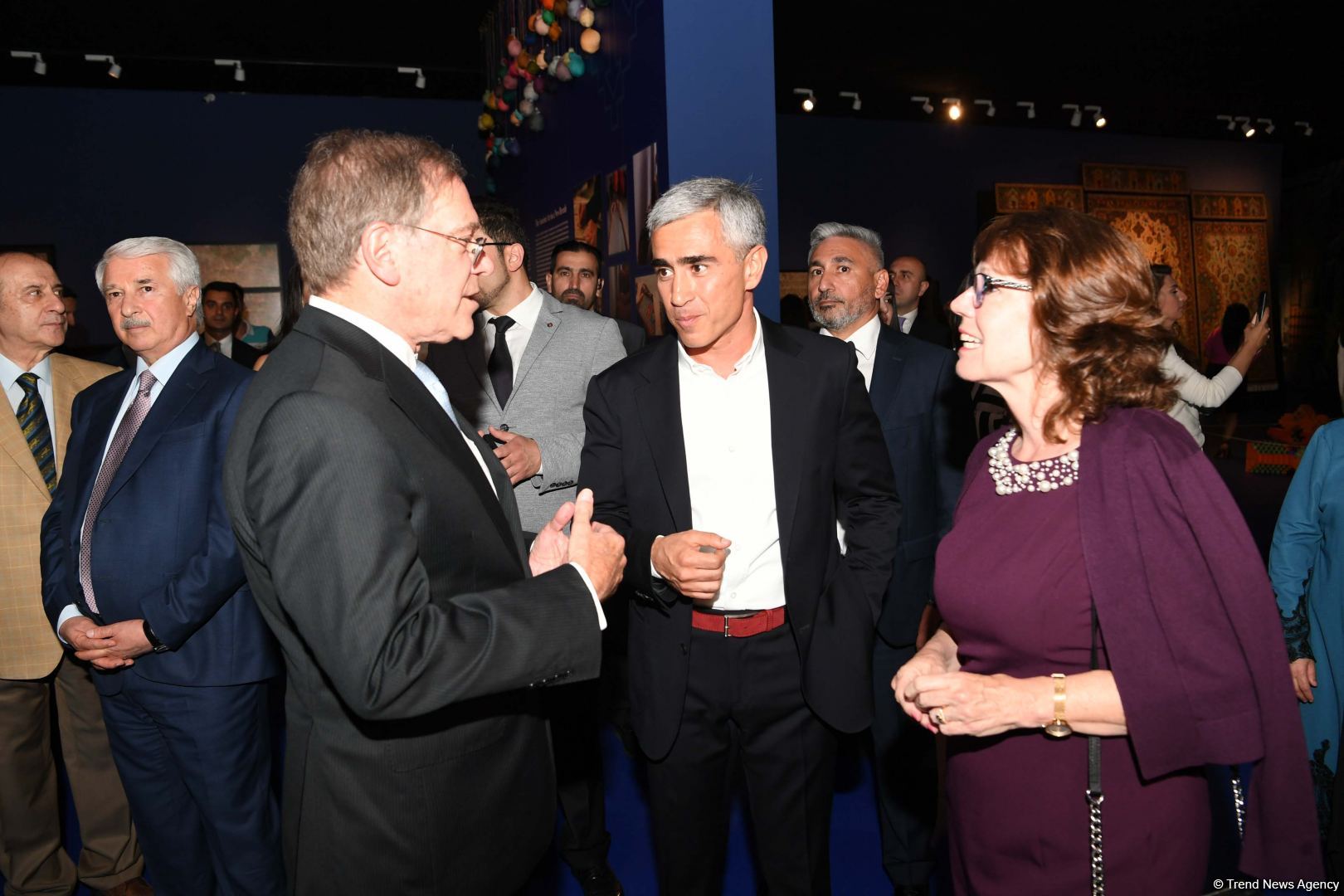 “Azərbaycan xalçası-ilmələrin rəqsi” adlı yeni xalça kolleksiyası təqdim olunub (FOTO)