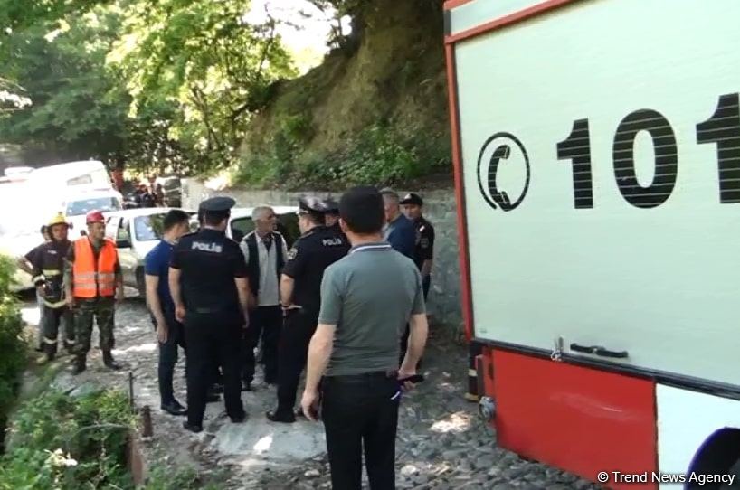 Şəkidə şərnişin avtobusu dərəyə aşıb, xəsarət alanlar var (ƏLAVƏ OLUNUB) (FOTO/VİDEO)
