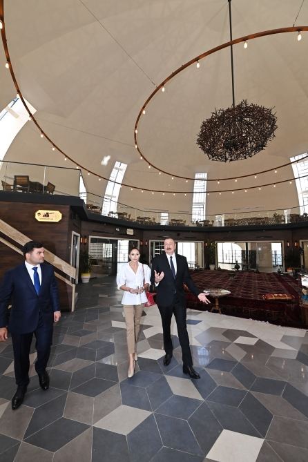 Prezident İlham Əliyev və Birinci xanım Mehriban Əliyeva Bakıda “Şərq Bazarı” kompleksində yaradılan şəraitlə tanış olublar (FOTO)