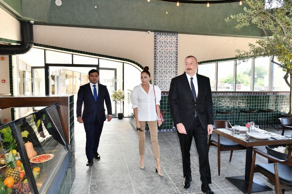 Prezident İlham Əliyev və Birinci xanım Mehriban Əliyeva Bakıda “Şərq Bazarı” kompleksində yaradılan şəraitlə tanış olublar (FOTO)