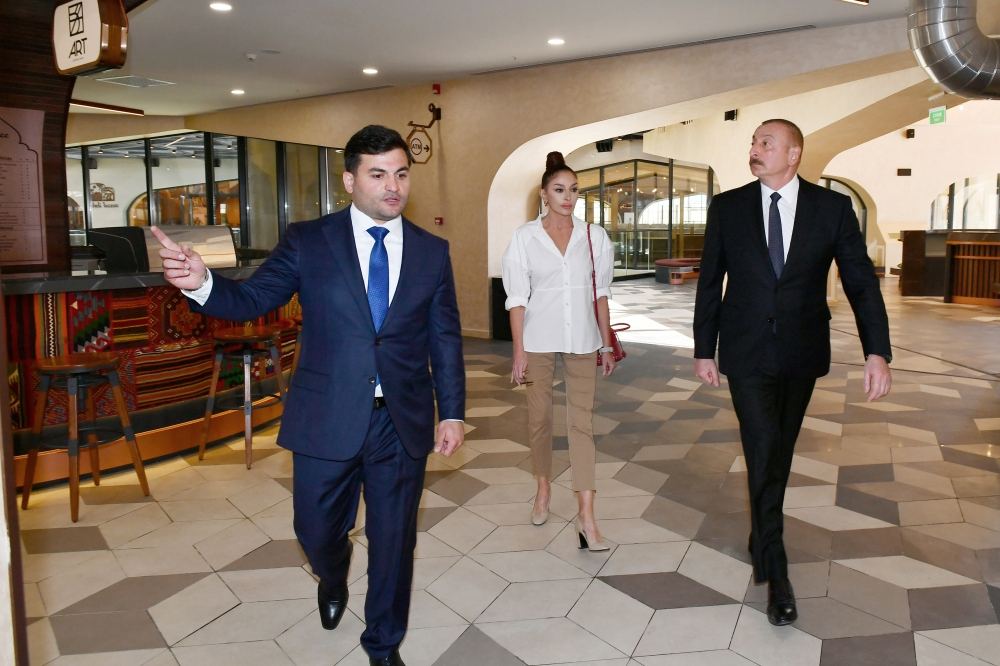 Prezident İlham Əliyev və Birinci xanım Mehriban Əliyeva Bakıda “Şərq Bazarı” kompleksində yaradılan şəraitlə tanış olublar (FOTO)