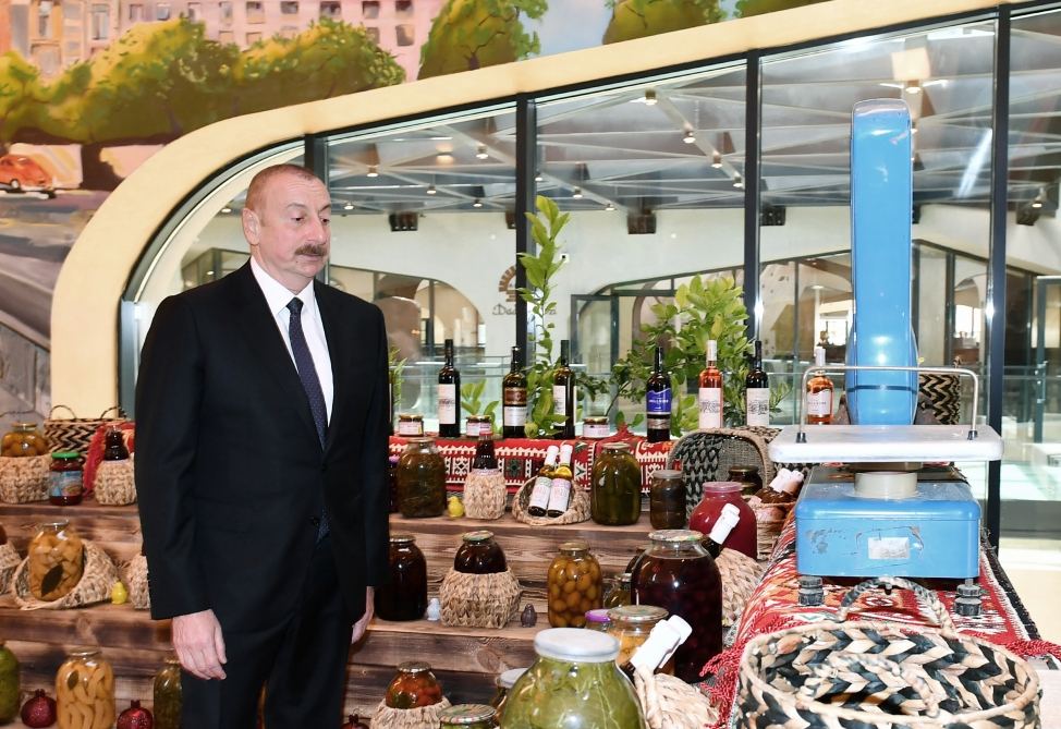 Prezident İlham Əliyev və Birinci xanım Mehriban Əliyeva Bakıda “Şərq Bazarı” kompleksində yaradılan şəraitlə tanış olublar (FOTO)