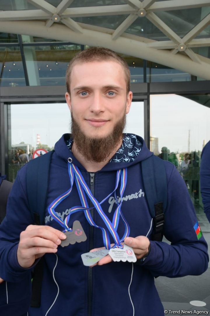 Avropa Çempionatında medallar qazanmış gimnastlar Azərbaycana qayıdıb (FOTO)