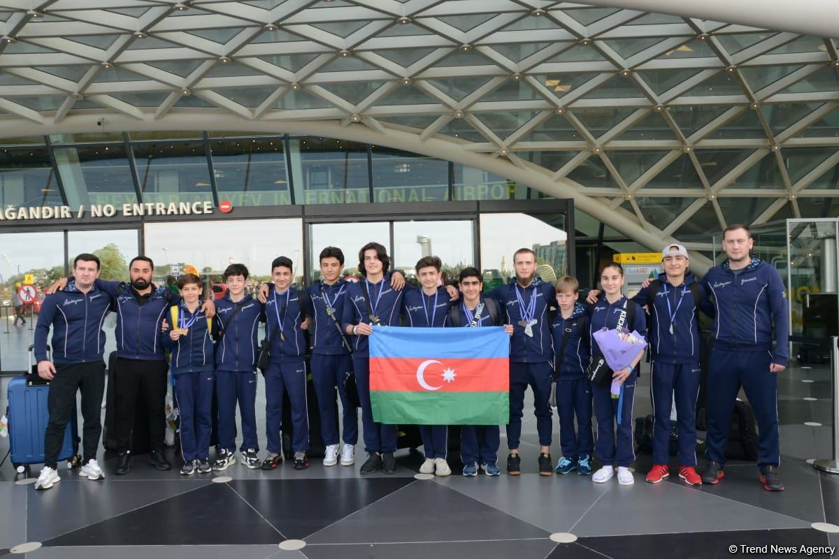 Avropa Çempionatında medallar qazanmış gimnastlar Azərbaycana qayıdıb (FOTO)