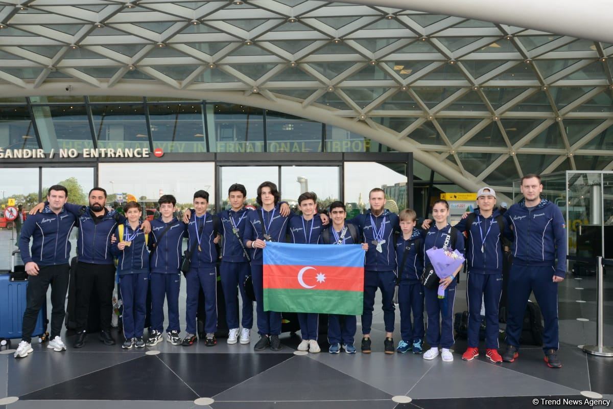 Avropa Çempionatında medallar qazanmış gimnastlar Azərbaycana qayıdıb (FOTO)