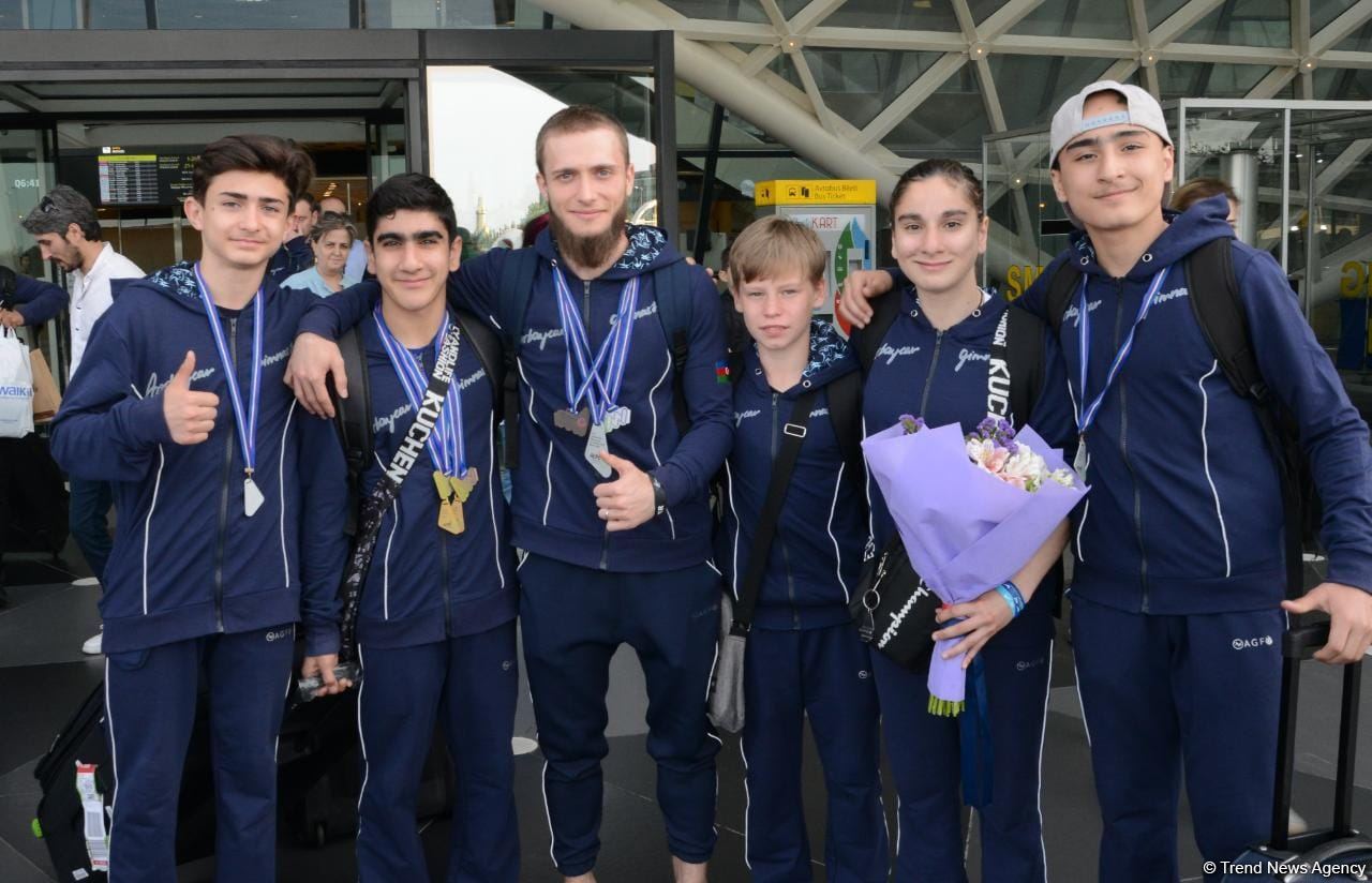 Avropa Çempionatında medallar qazanmış gimnastlar Azərbaycana qayıdıb (FOTO)