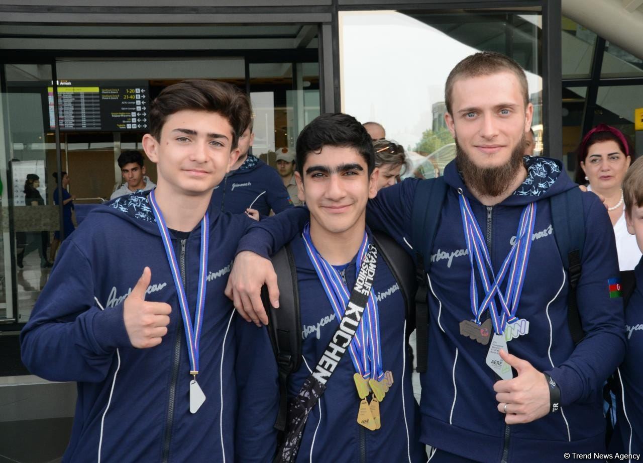 Avropa Çempionatında medallar qazanmış gimnastlar Azərbaycana qayıdıb (FOTO)