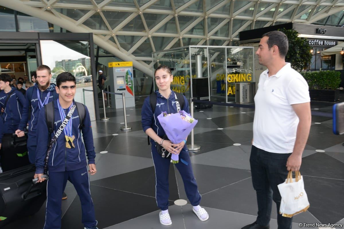 Avropa Çempionatında medallar qazanmış gimnastlar Azərbaycana qayıdıb (FOTO)