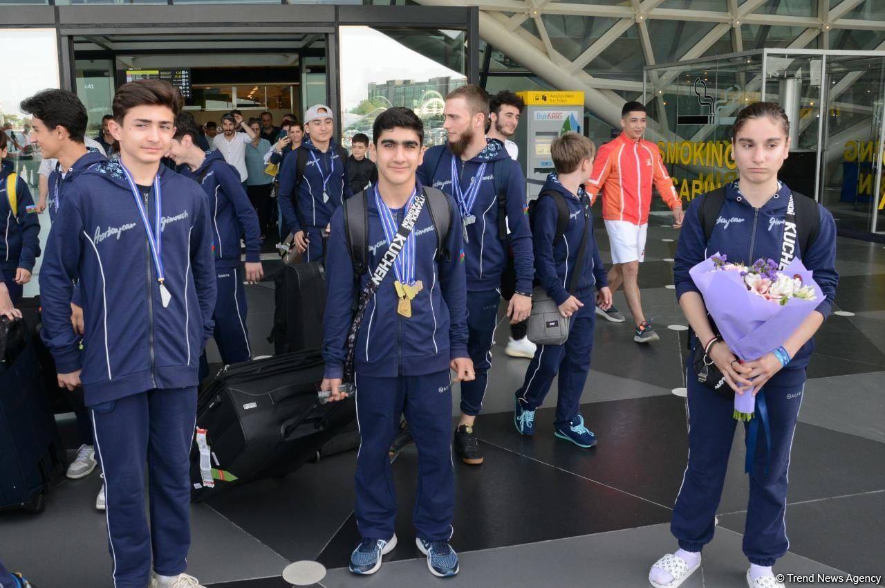 Avropa Çempionatında medallar qazanmış gimnastlar Azərbaycana qayıdıb (FOTO)
