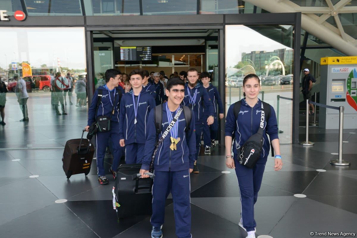 Avropa Çempionatında medallar qazanmış gimnastlar Azərbaycana qayıdıb (FOTO)