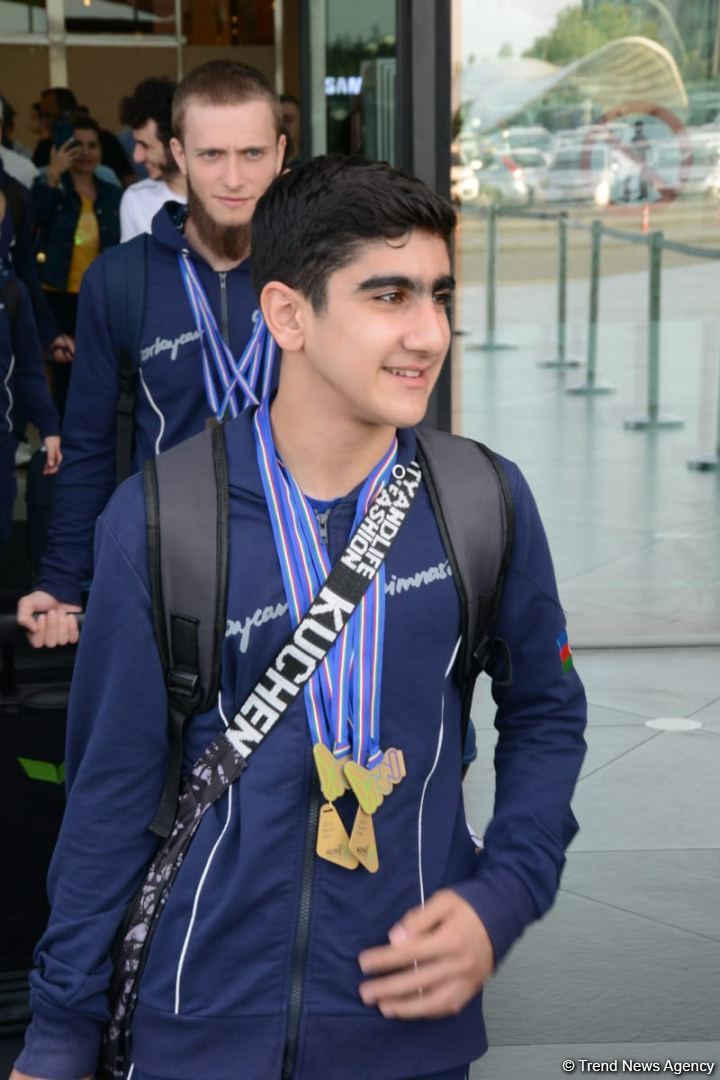 Avropa Çempionatında medallar qazanmış gimnastlar Azərbaycana qayıdıb (FOTO)