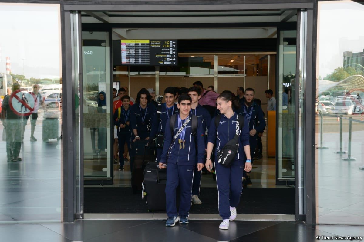 Avropa Çempionatında medallar qazanmış gimnastlar Azərbaycana qayıdıb (FOTO)