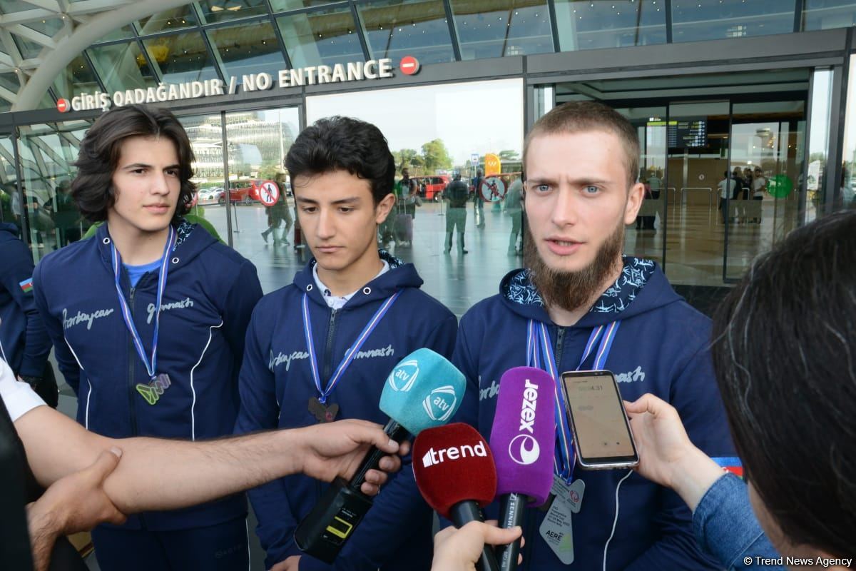 Avropa Çempionatında medallar qazanmış gimnastlar Azərbaycana qayıdıb (FOTO)