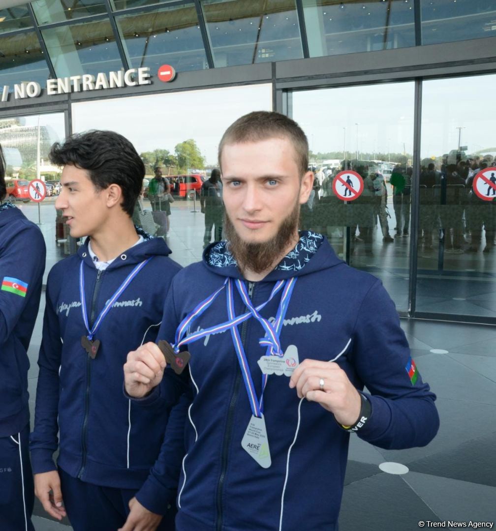 Avropa Çempionatında medallar qazanmış gimnastlar Azərbaycana qayıdıb (FOTO)