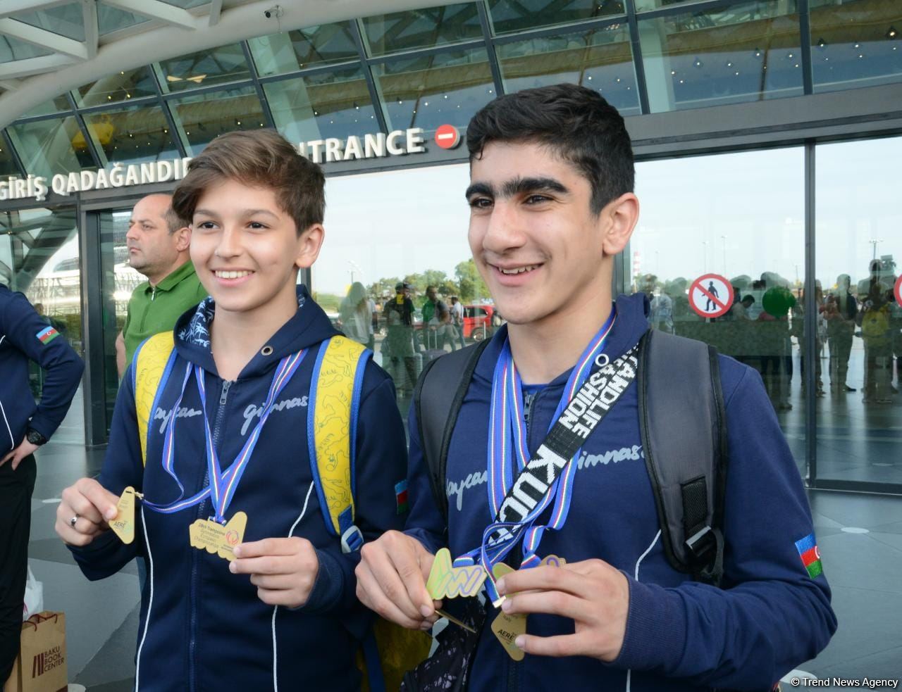 Avropa Çempionatında medallar qazanmış gimnastlar Azərbaycana qayıdıb (FOTO)