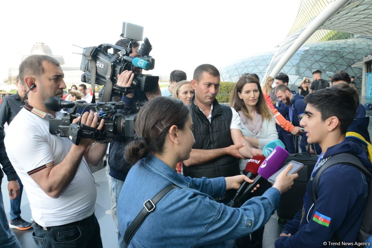 Avropa Çempionatında medallar qazanmış gimnastlar Azərbaycana qayıdıb (FOTO)