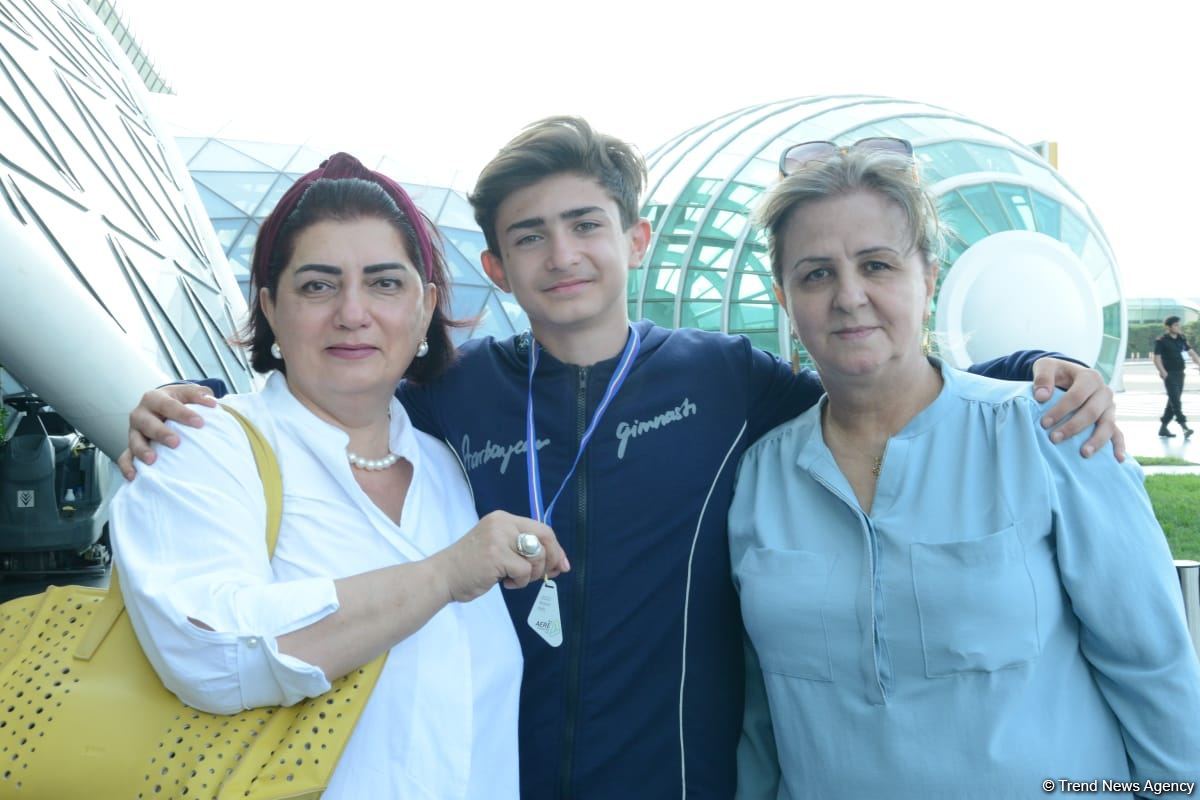 Avropa Çempionatında medallar qazanmış gimnastlar Azərbaycana qayıdıb (FOTO)