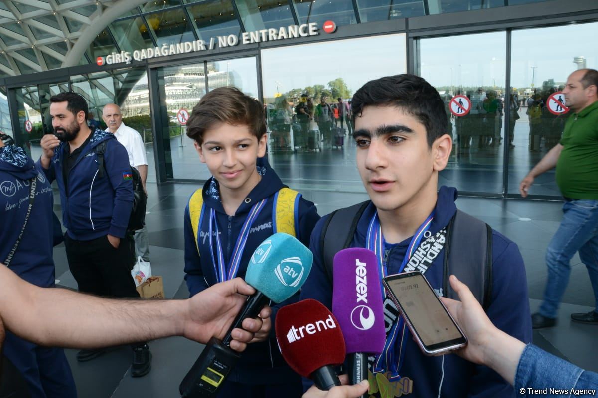 Avropa Çempionatında medallar qazanmış gimnastlar Azərbaycana qayıdıb (FOTO)