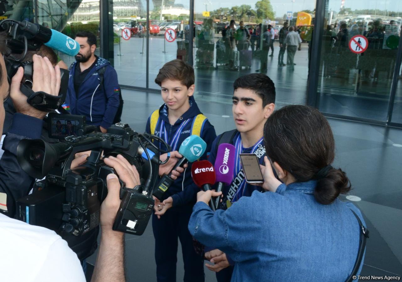 Avropa Çempionatında medallar qazanmış gimnastlar Azərbaycana qayıdıb (FOTO)
