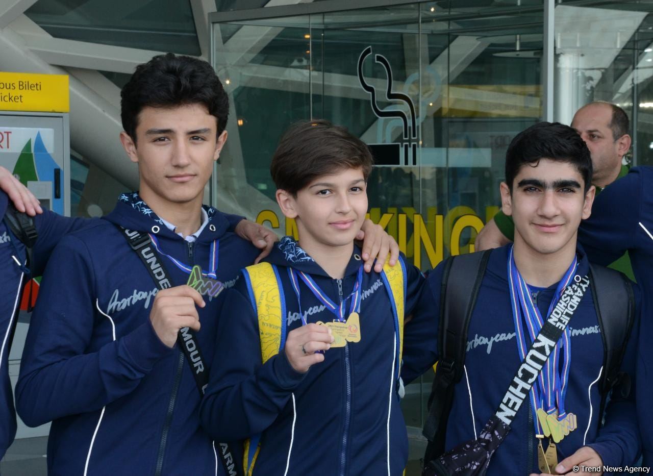 Avropa Çempionatında medallar qazanmış gimnastlar Azərbaycana qayıdıb (FOTO)