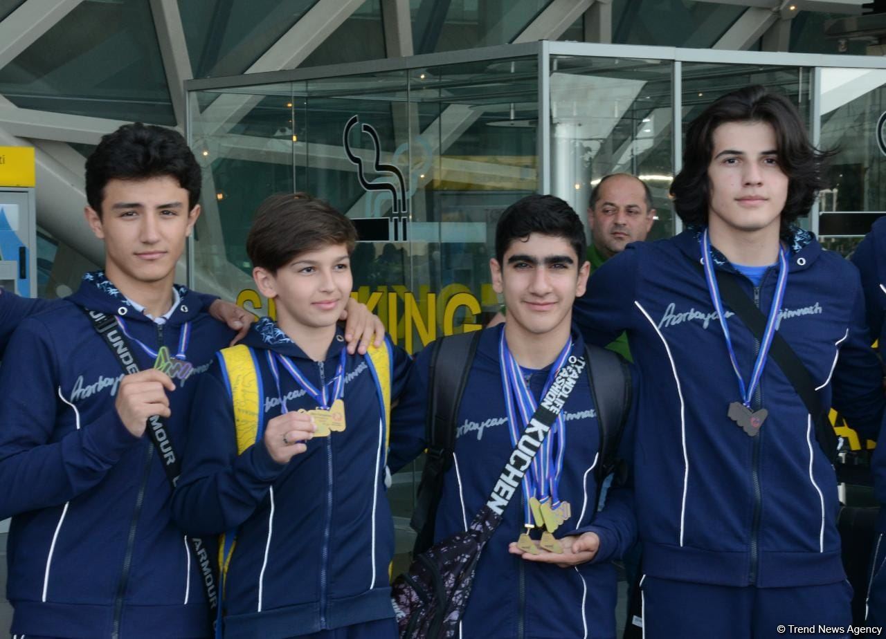 Avropa Çempionatında medallar qazanmış gimnastlar Azərbaycana qayıdıb (FOTO)