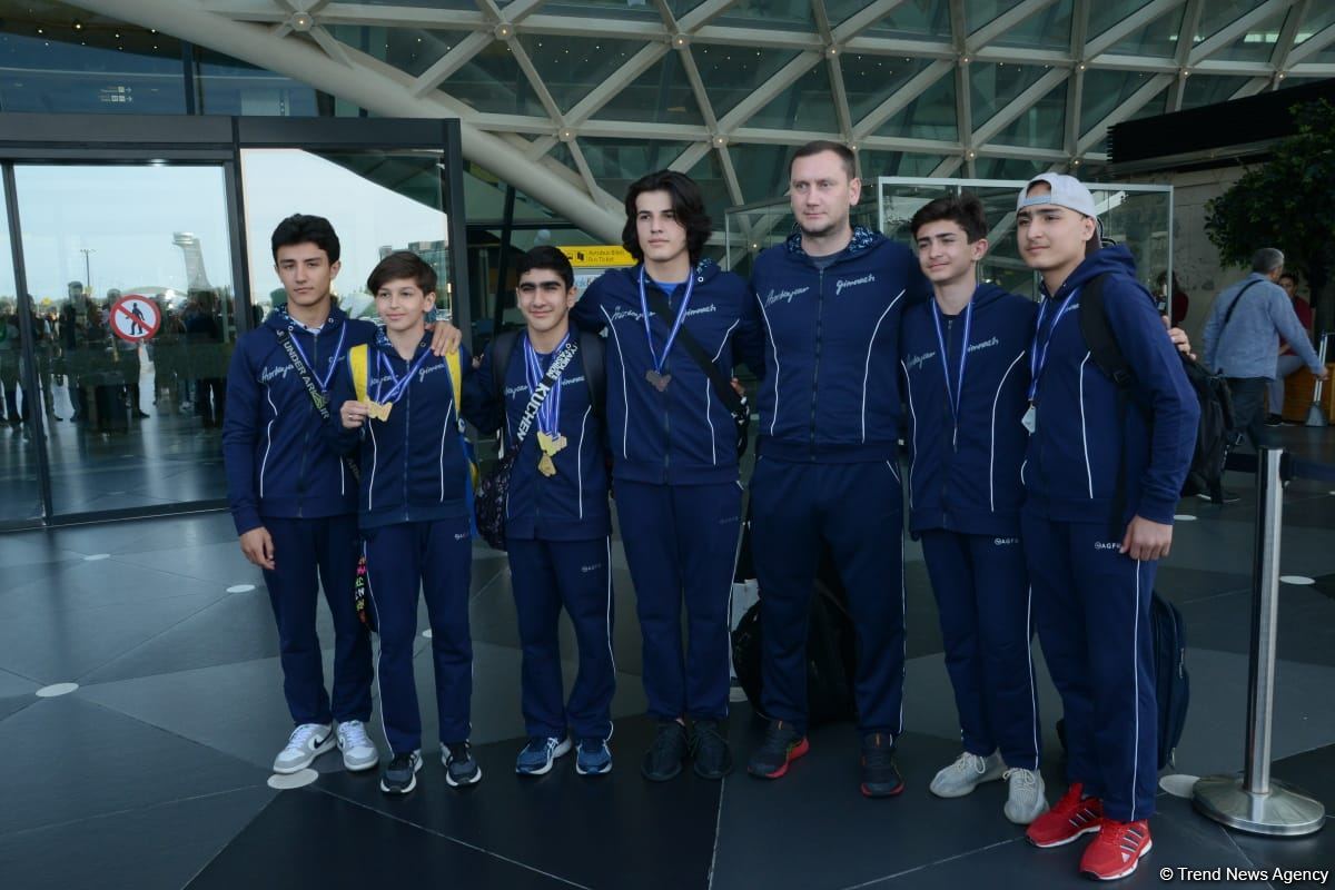 Avropa Çempionatında medallar qazanmış gimnastlar Azərbaycana qayıdıb (FOTO)