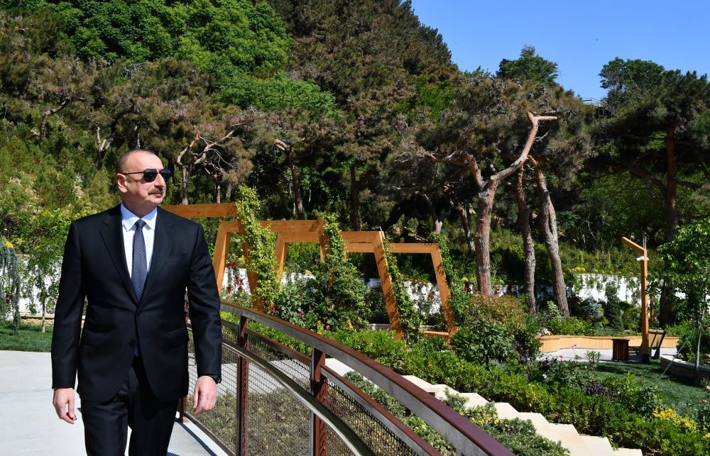 Prezident İlham Əliyev Bakıda yeni salınmış “Çəmbərəkənd” parkında yaradılan şəraitlə tanış olub (FOTO/VİDEO)
