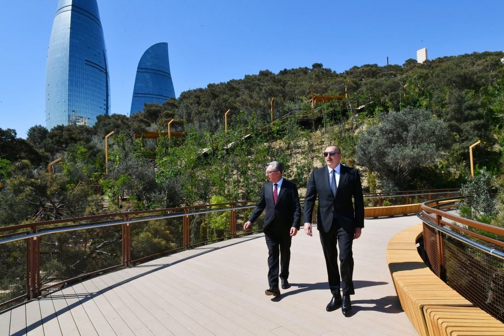 Prezident İlham Əliyev Bakıda yeni salınmış “Çəmbərəkənd” parkında yaradılan şəraitlə tanış olub (FOTO/VİDEO)