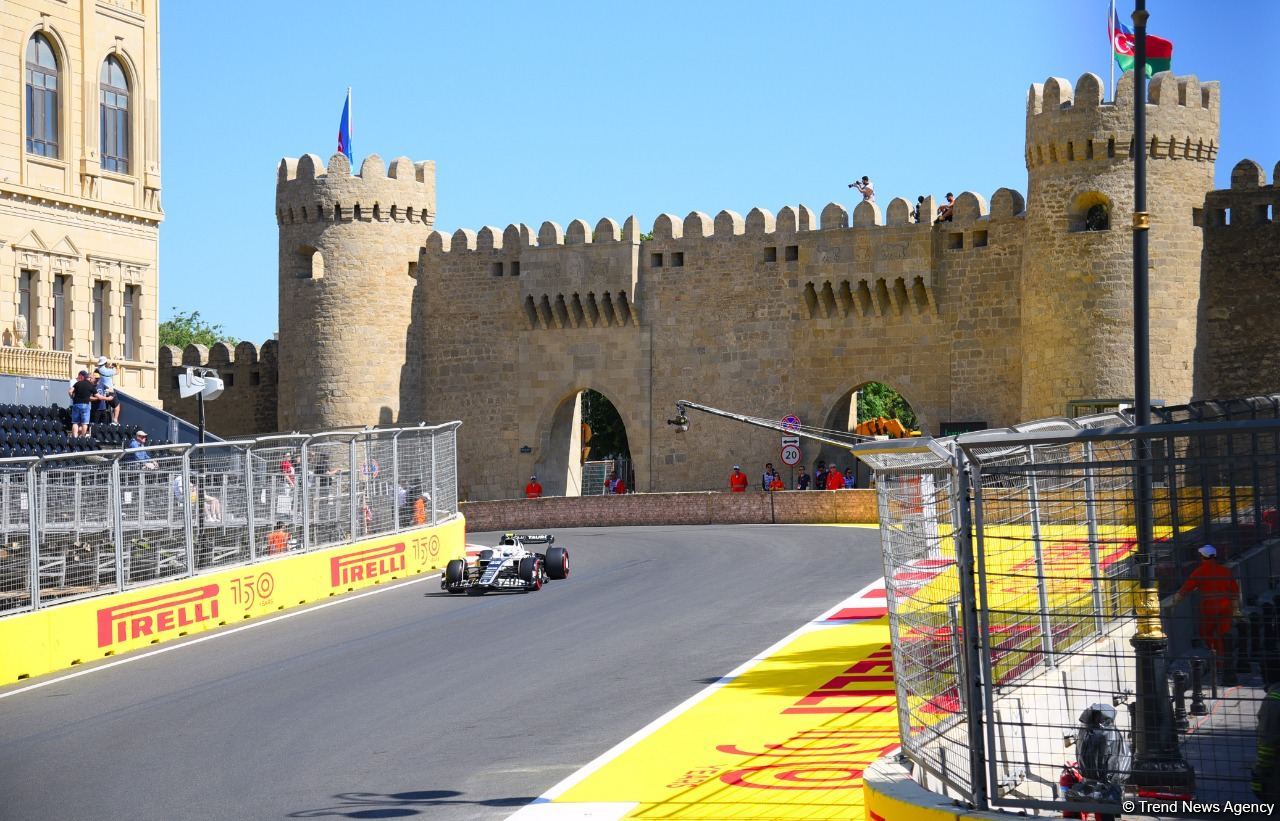 F1 pilotlarının birinci məşq sessiyası başa çatıb (FOTO)