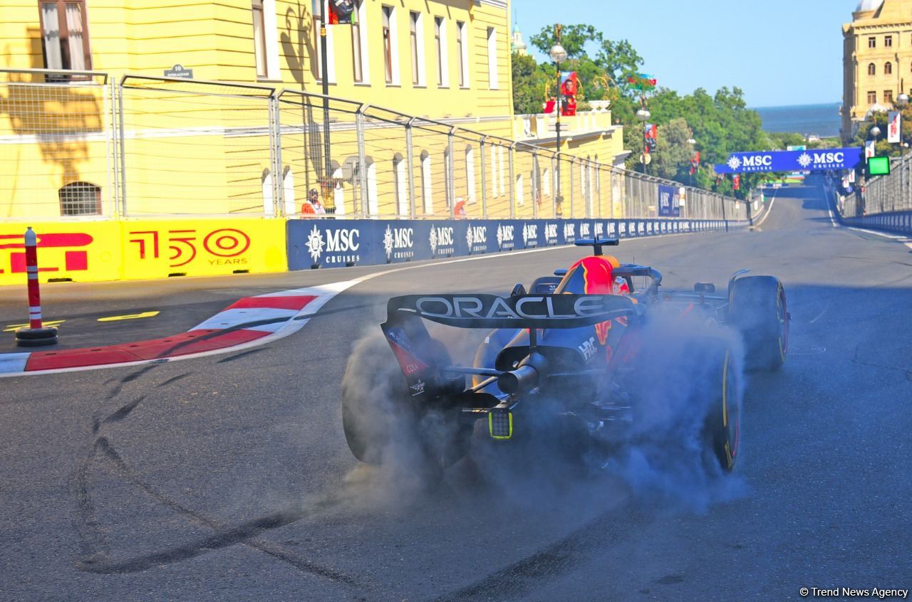 F1 pilotlarının birinci məşq sessiyası başa çatıb (FOTO)