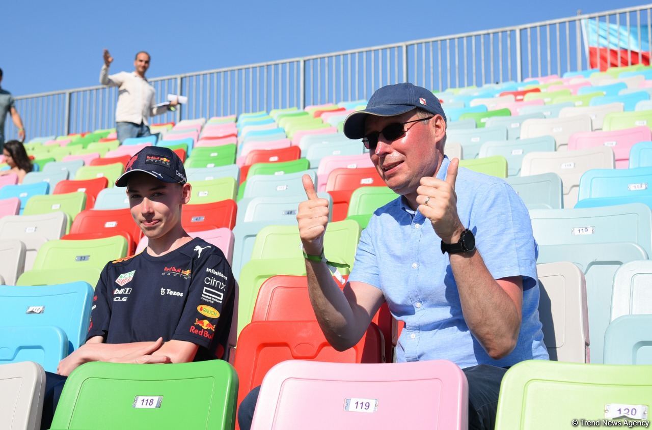 F1 pilotlarının birinci məşq sessiyası başa çatıb (FOTO)