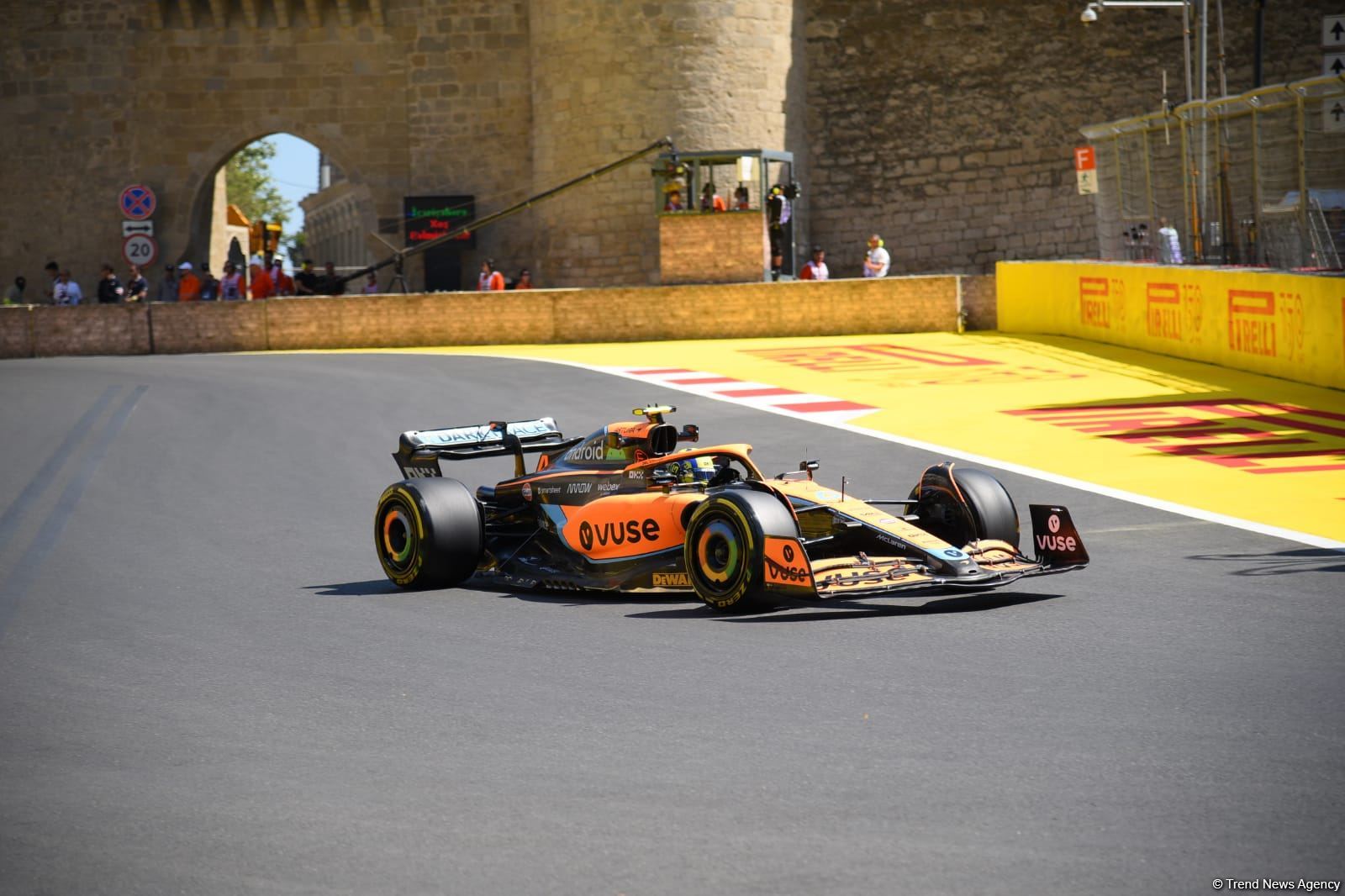 F1 pilotlarının birinci məşq sessiyasına start verilib (FOTO)